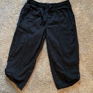 Cropped black joggers. Size L